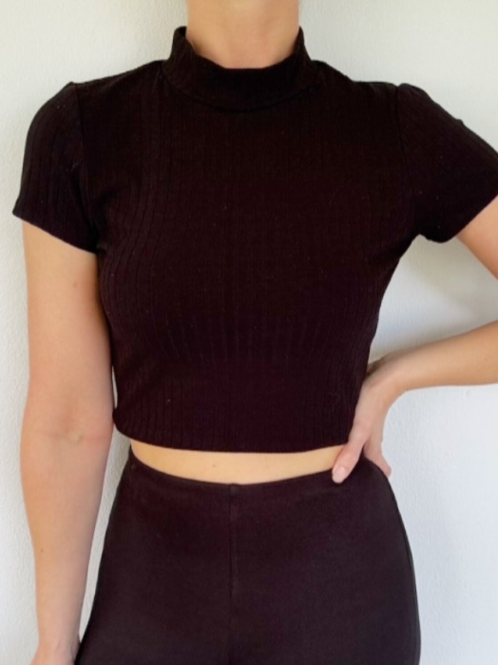Bozzolo black mock neck ribbed knit short sleeve crop top size large
